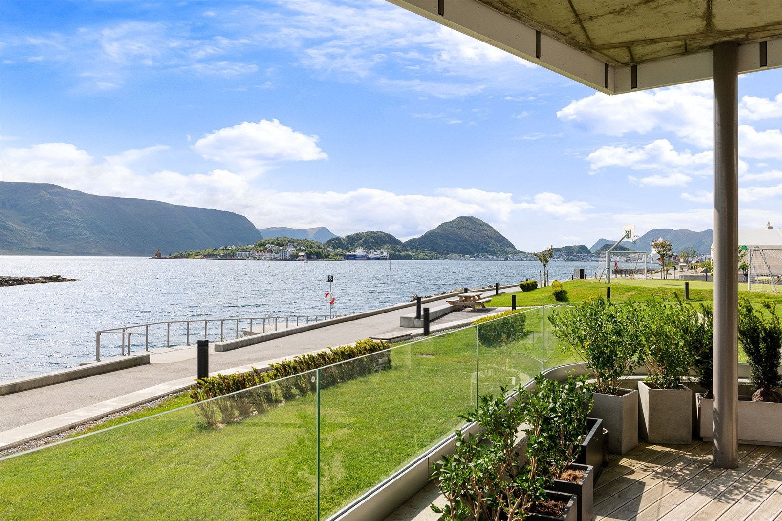 Leiligheten har to sørvendte terrasser med flott utsikt mot fjorden og fellesområdene. Her kan du ta deg et bad bare noen få meter fra leiligheten Galleribilde