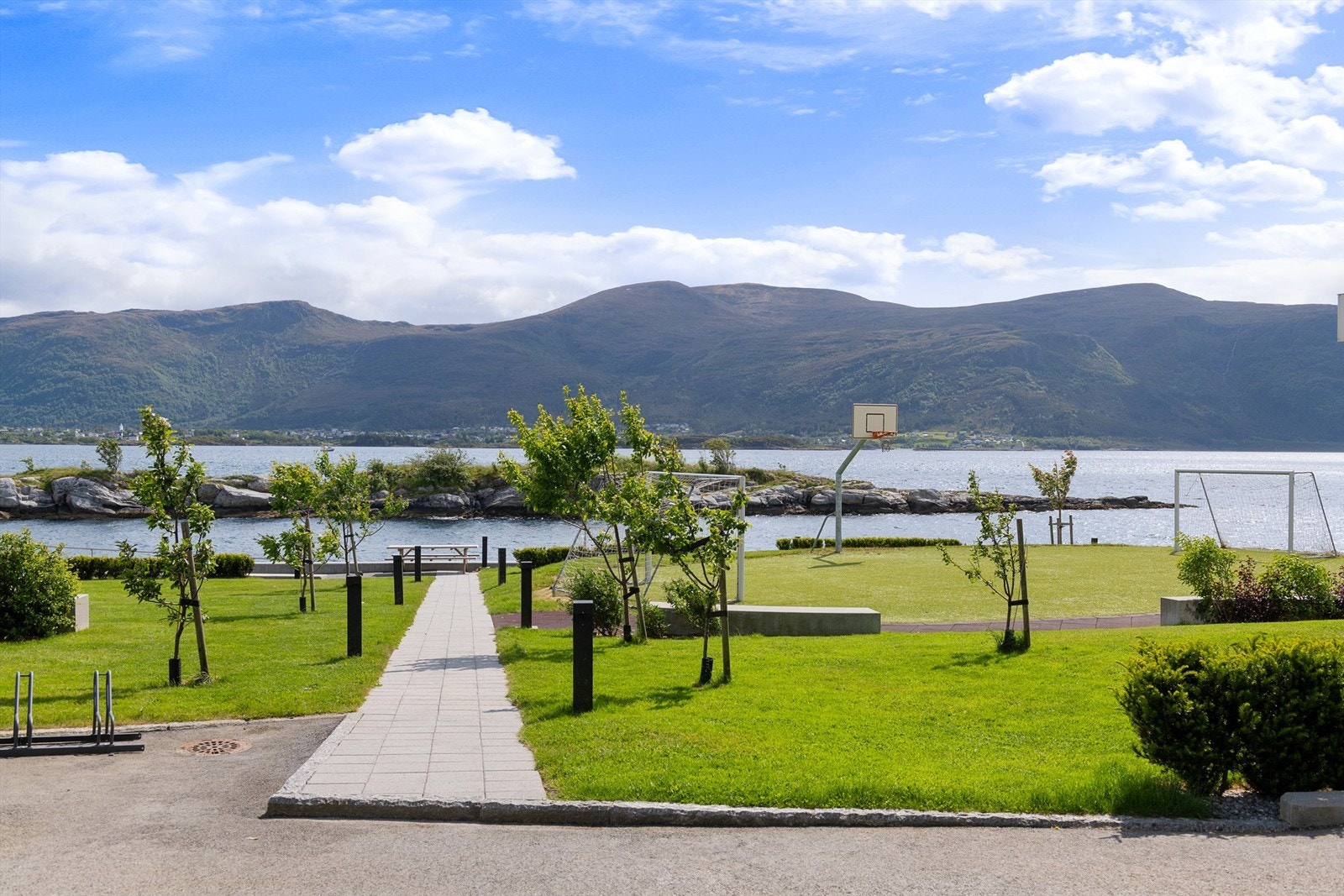 Store grøntareal og flotte fellesområder i sameiet Galleribilde