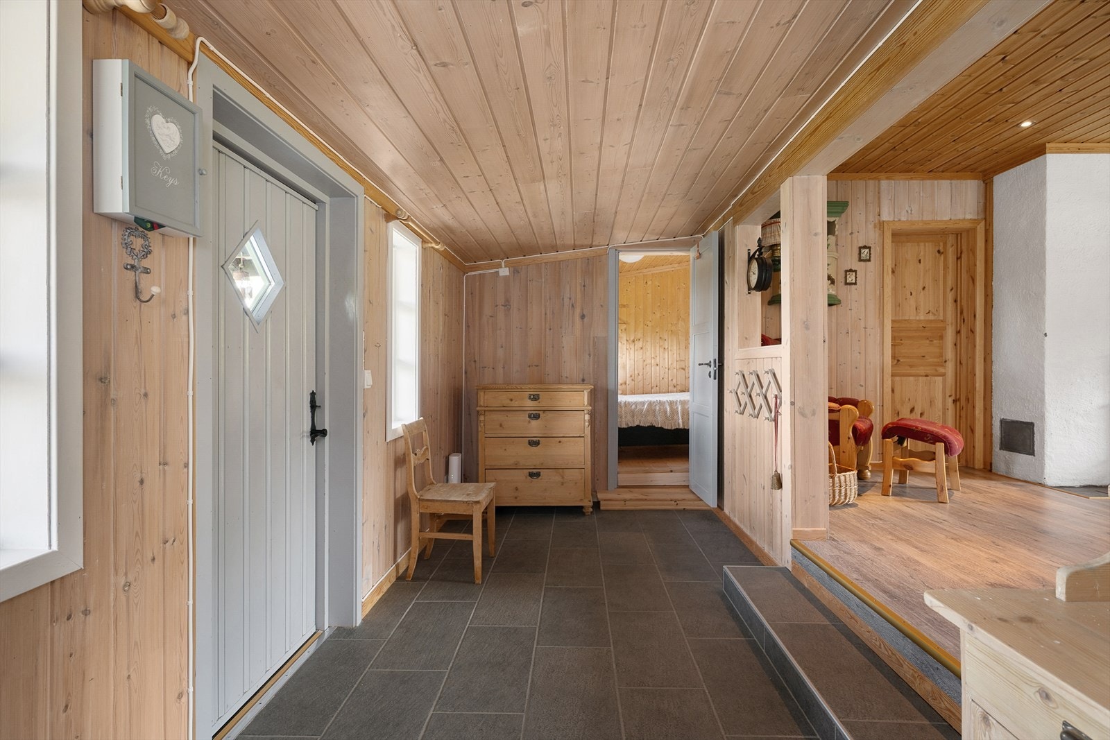 Romslig entre med plass til oppbevaring som kommode eller høyskap. Entreen er flislagt og har varmekabler. Åpent opp mot oppholdrommet. Galleribilde