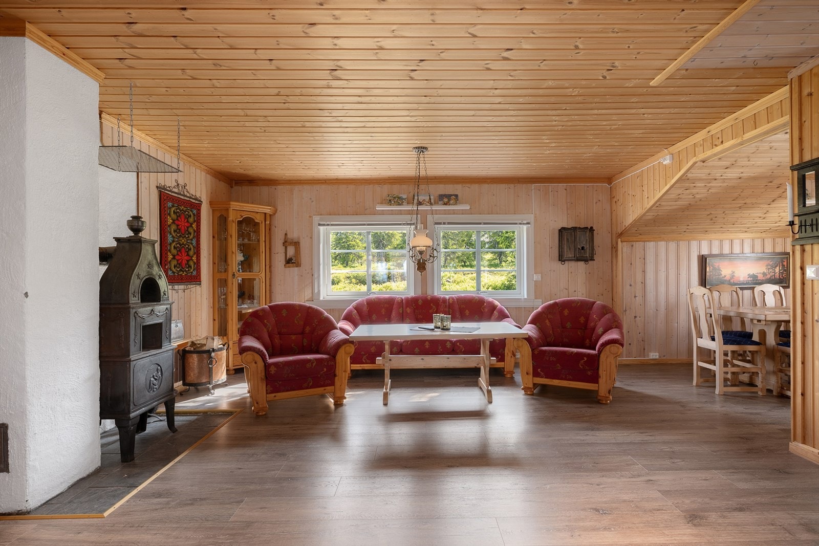 Stua er romslig og har gode muligheter for møblering. De store vinduene gir naturlig og fint lys inn i den trivelige stua. Galleribilde