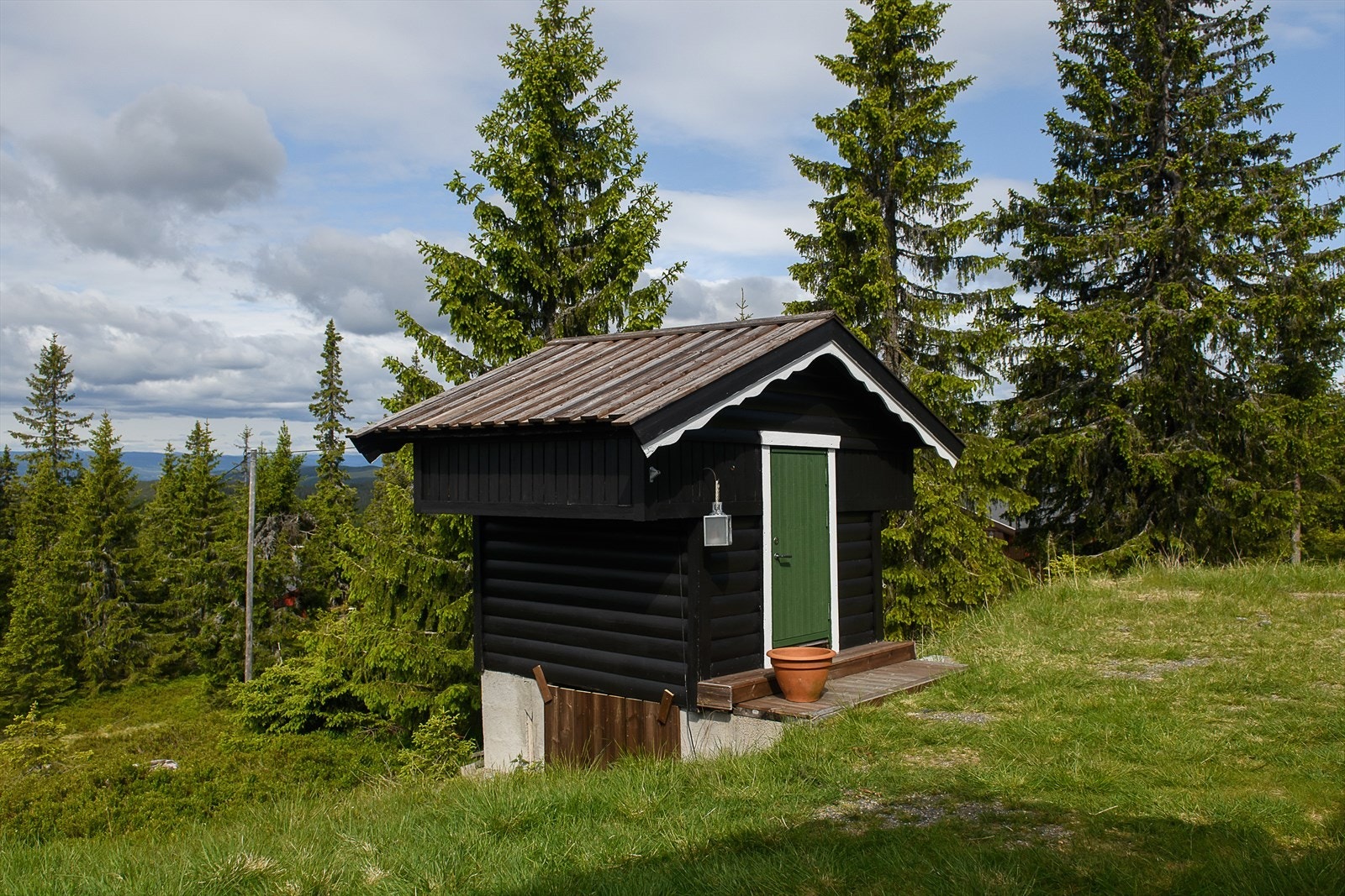 Hytta disponerer et praktisk stabbur med muligheter for oppbevaring av diverse utstyr. Galleribilde