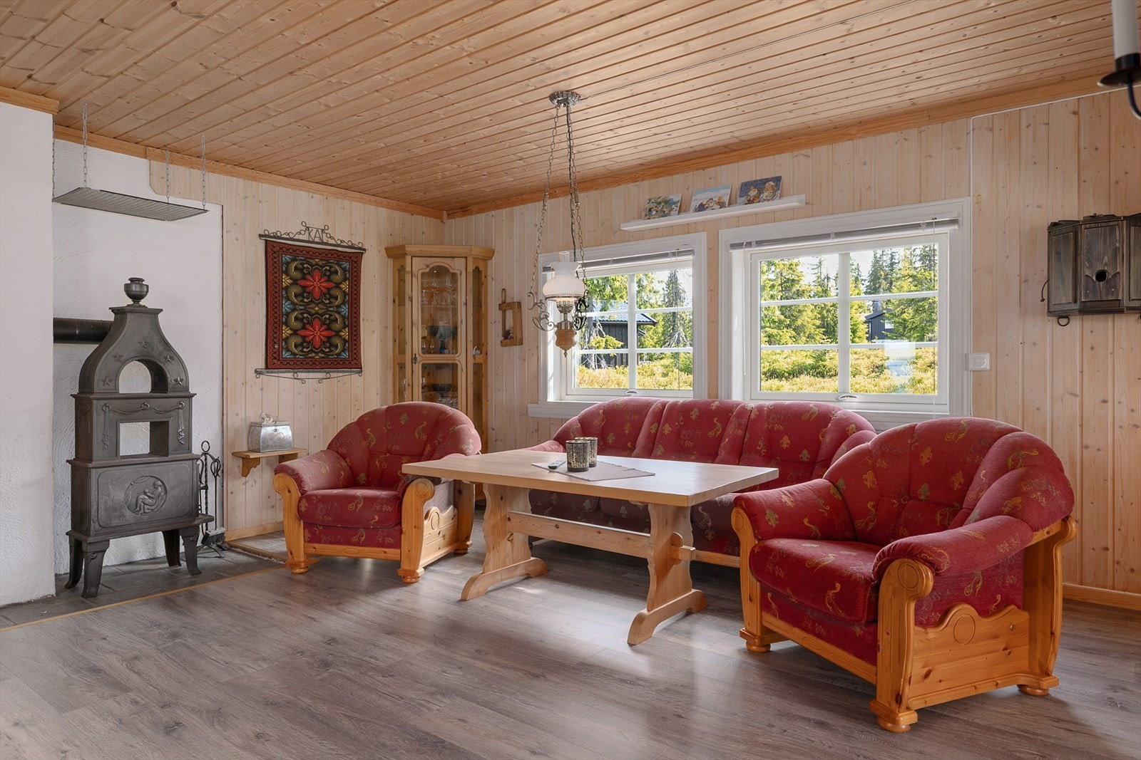 Stua har en koselig vedovn som varmer godt. Det er nye vinduer i stua med utvendige sprosser. Galleribilde