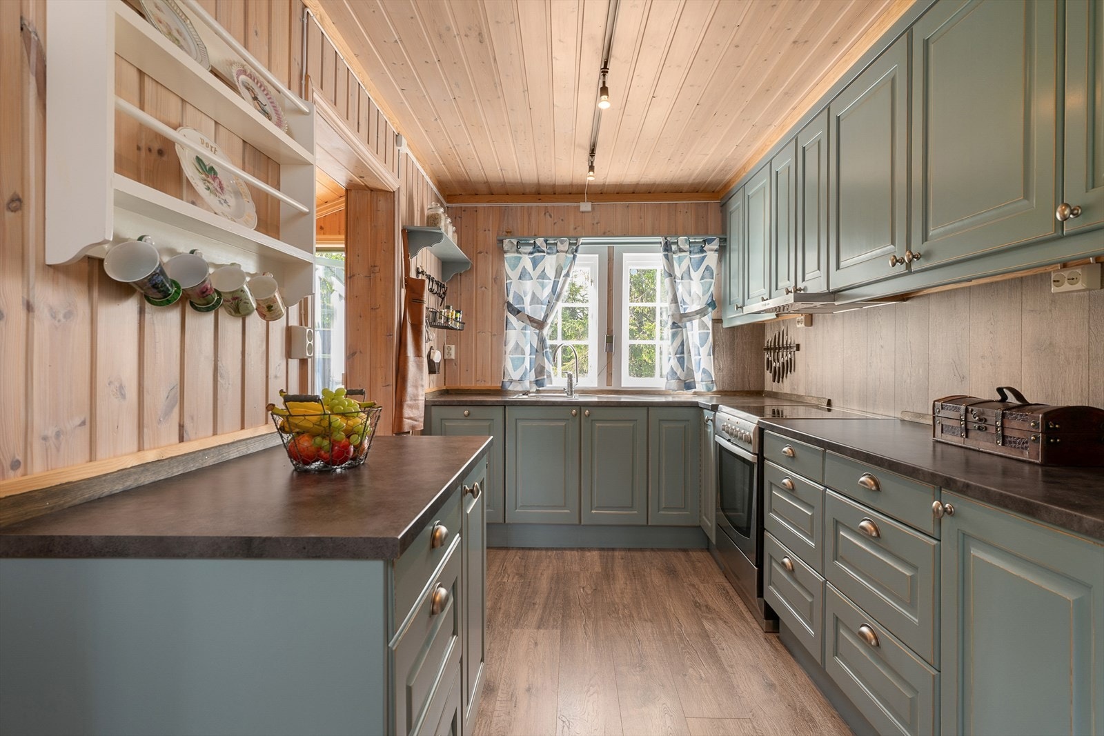 Innbydende og solid kjøkken har god skap- og benkeplass. Galleribilde