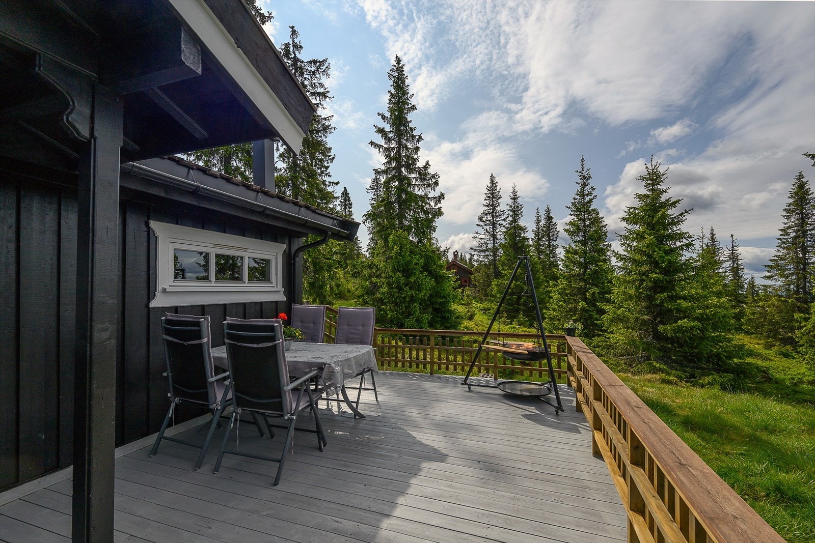 Hytta har en romslig, åpen terrasse med flotte solforhold og god utsikt! Galleribilde