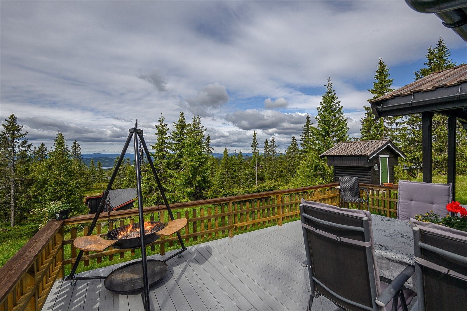 Hyggelig uteområdet med god plass til både sittegrupper og bålpanne. Galleribilde