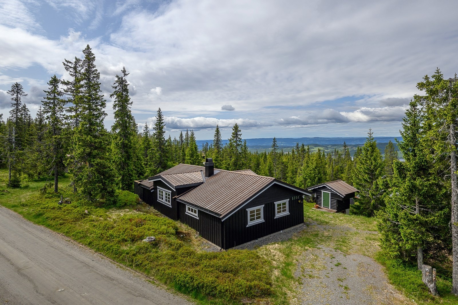 Hytta ligger i stille og rolige omgivelser. Her har du et utmerket utgangspunkt for turer og aktiviteter, sommer som vinter. Galleribilde