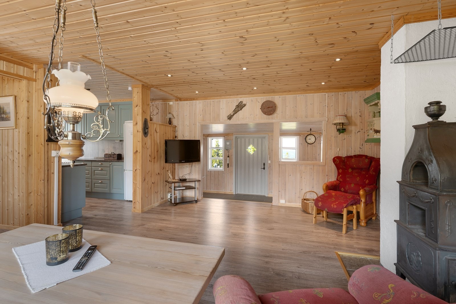 Det er en tradisjonell stil i hytta med panel i tak og på vegger. Det er i nyere tid satt inn spotter i deler av taket. Galleribilde