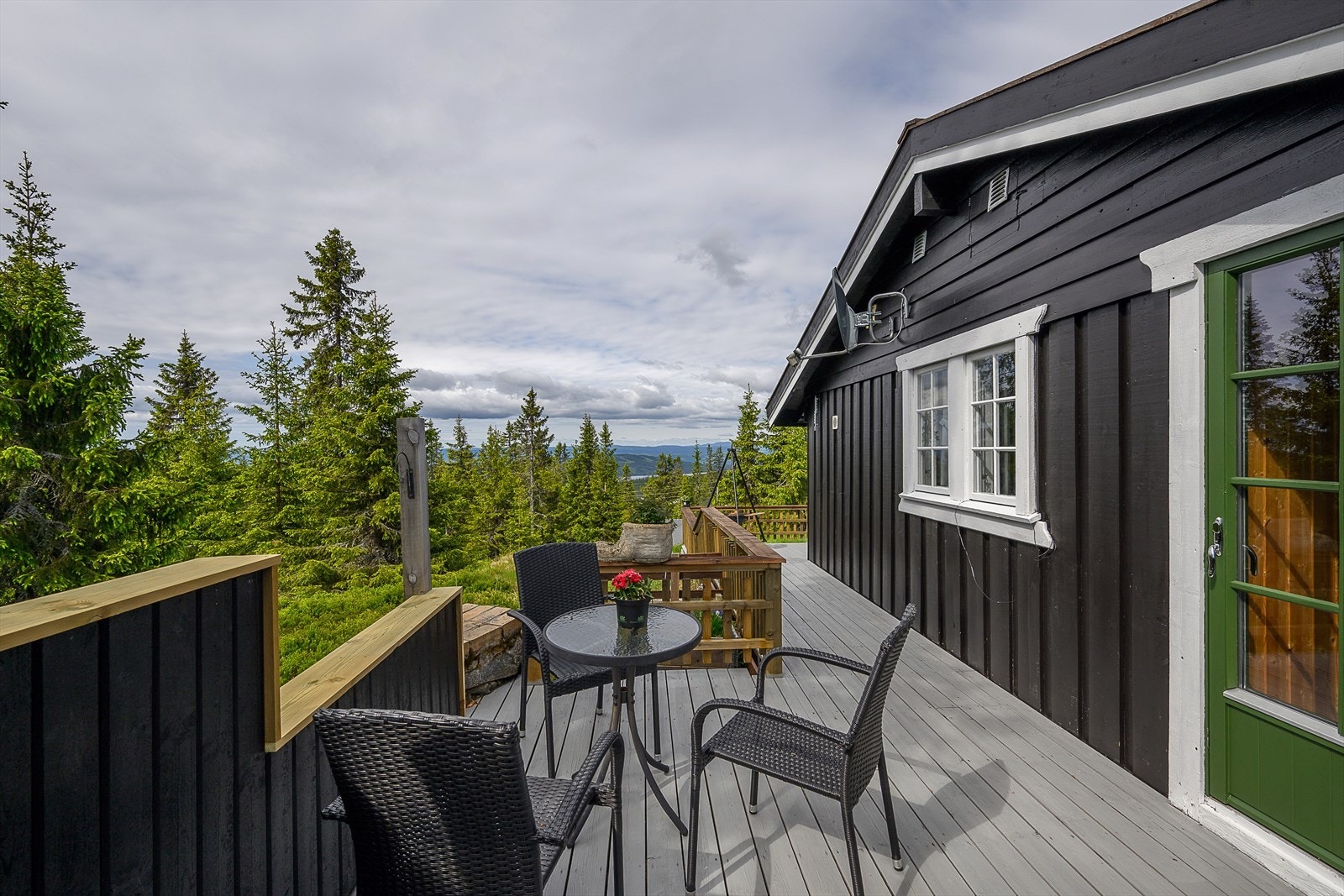 Direkte adgang inn til spisestue. Skjermet for innsyn. Galleribilde