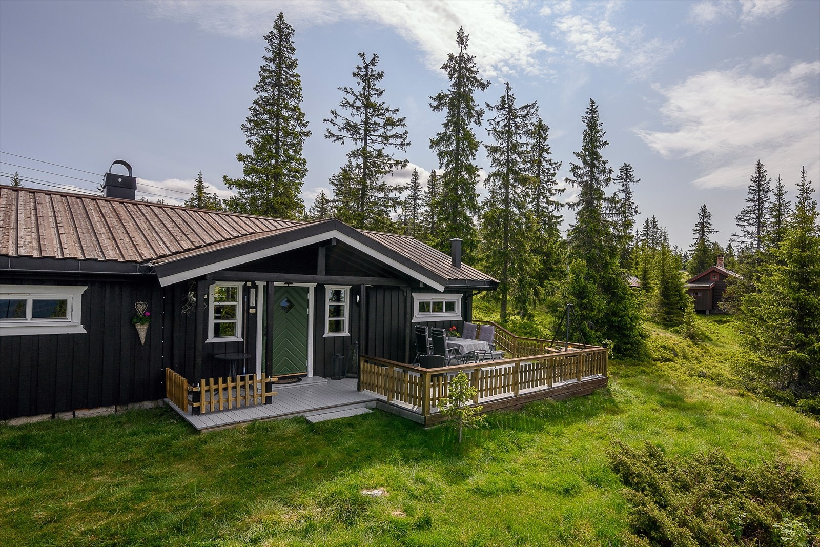 Flott inngangsparti med overbygg over inngangsdøra. Galleribilde