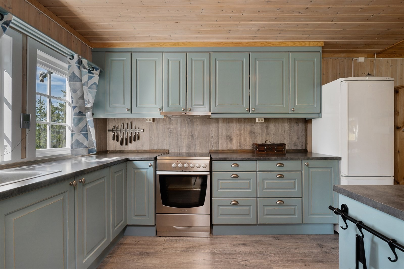 Over-og underskap samt skuffer for god oppbevaring på kjøkkenet. Vinduet over benken slipper inn fint og naturlig lys inn i rommet. Galleribilde