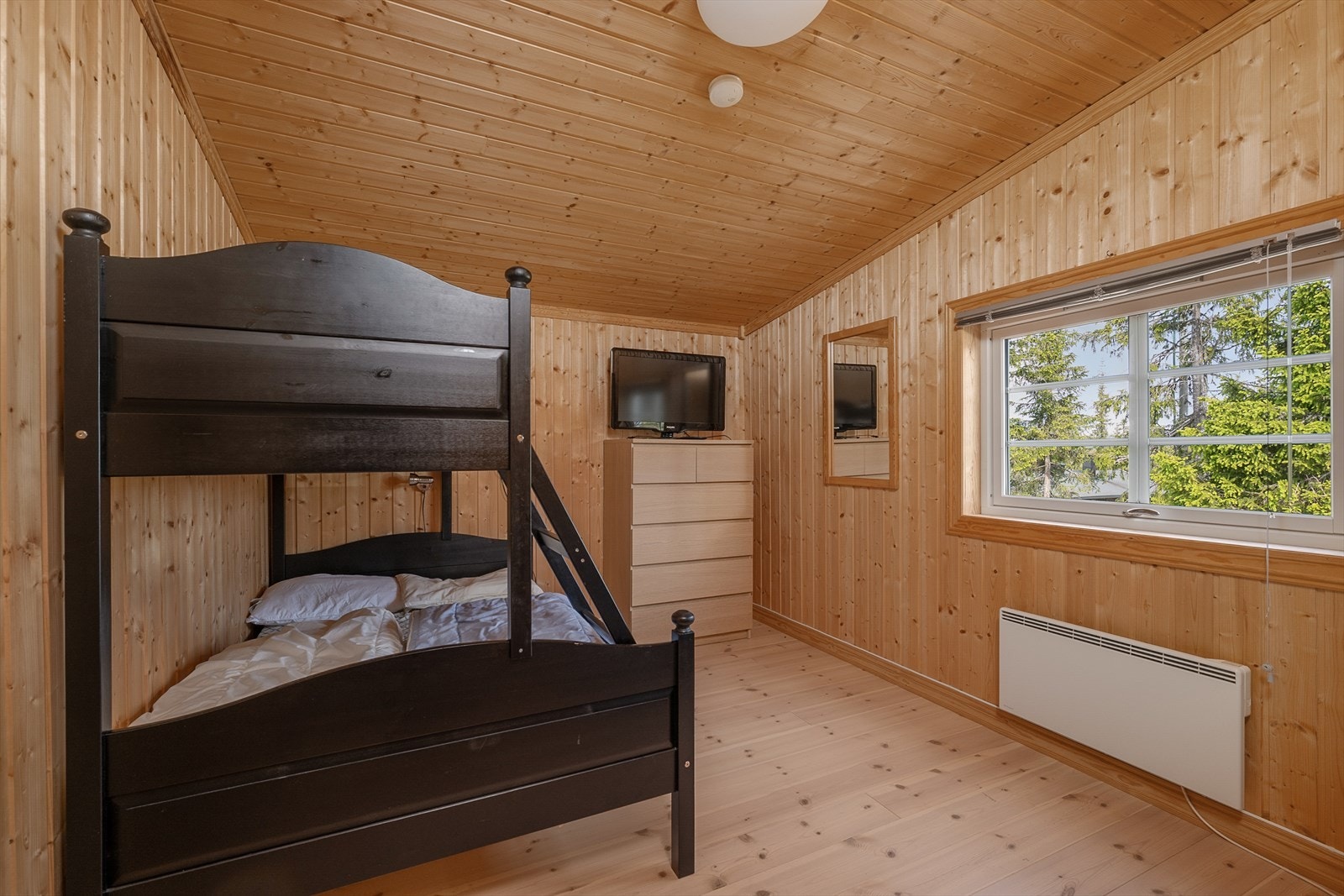 Soverom 3 er innredet med familiekøye og har plass til praktisk oppbevaring som skap eller kommode. Galleribilde