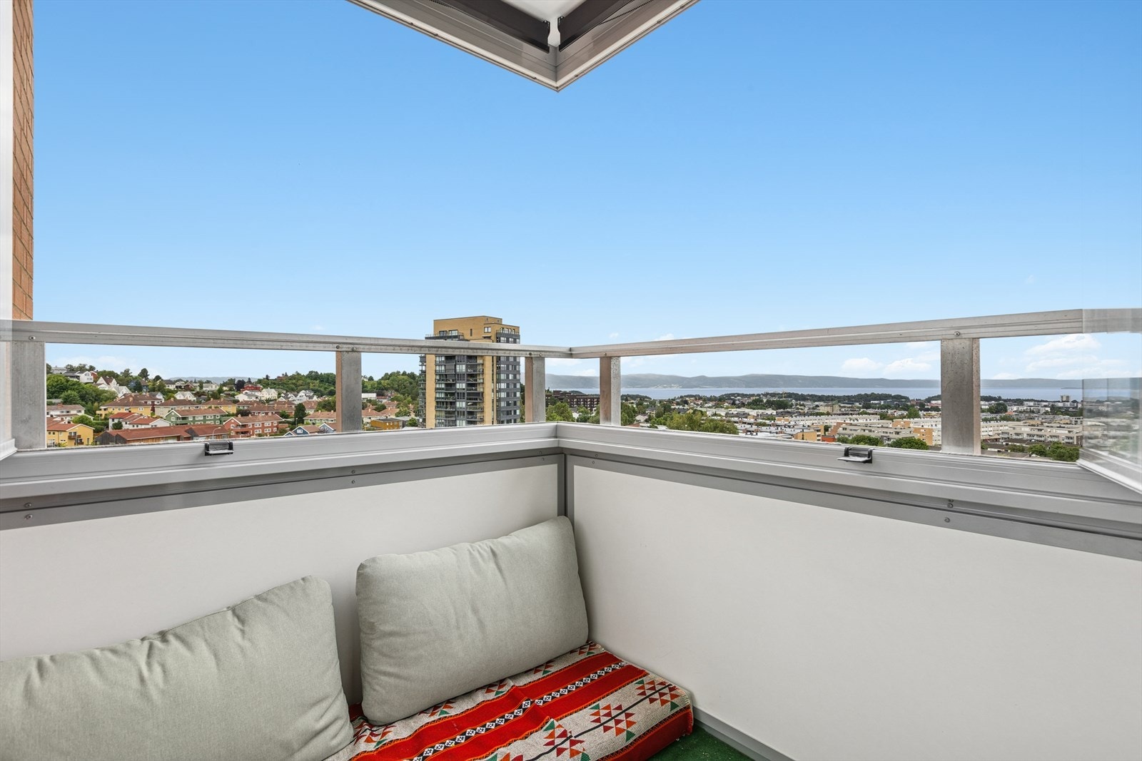 Den innglassede balkongen fungerer som en forlengelse av stuen på varme sommerdager. Balkongen er målt til 3,7 kvm. Galleribilde