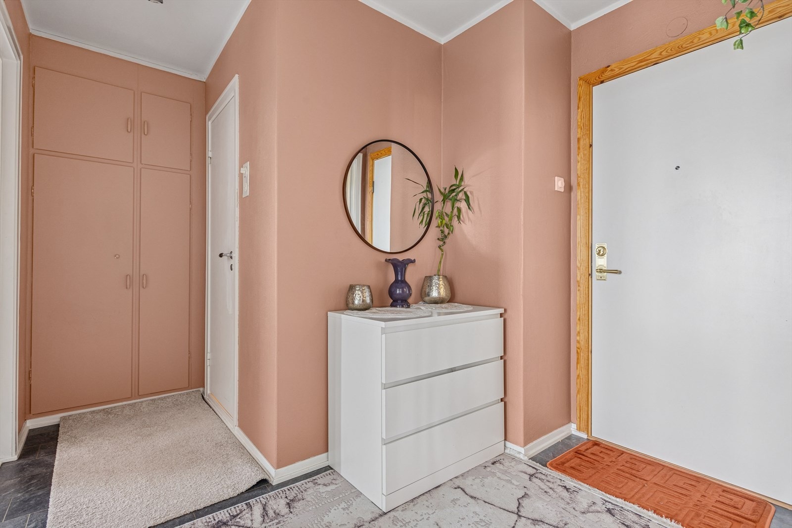 Leiligheten har en lys og fin entré målt til 6,3 m² med portåpner til ytterdøren. Innebygd garderobeløsning. Galleribilde