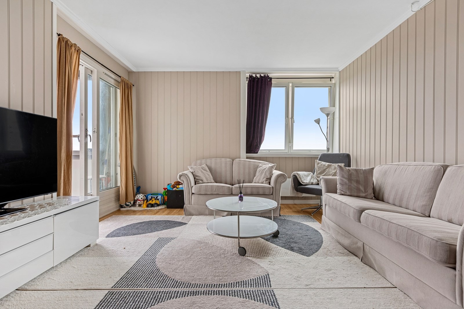 Leiligheten har stue som ligger adskilt fra kjøkken med god plass til både spisestue og tv-stue. Stuen er 22 kvm. og har utgang til innglasset balkong med ypperlig utsikt. Galleribilde