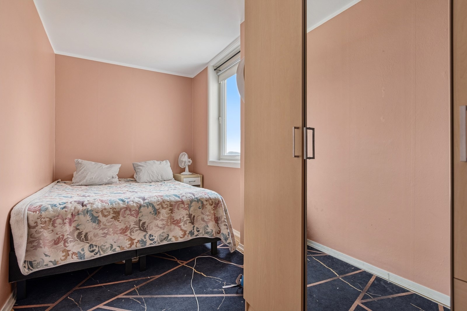 Soverommet er målt til 8,7 kvm og har god plass til dobbeltseng, garderobeløsning, og skrivebord. Galleribilde