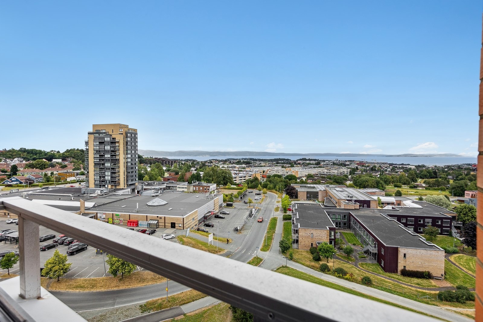 Leiligheten har en flott beliggenhet i byggets tiende etasje med panorama mot fjorden. Galleribilde