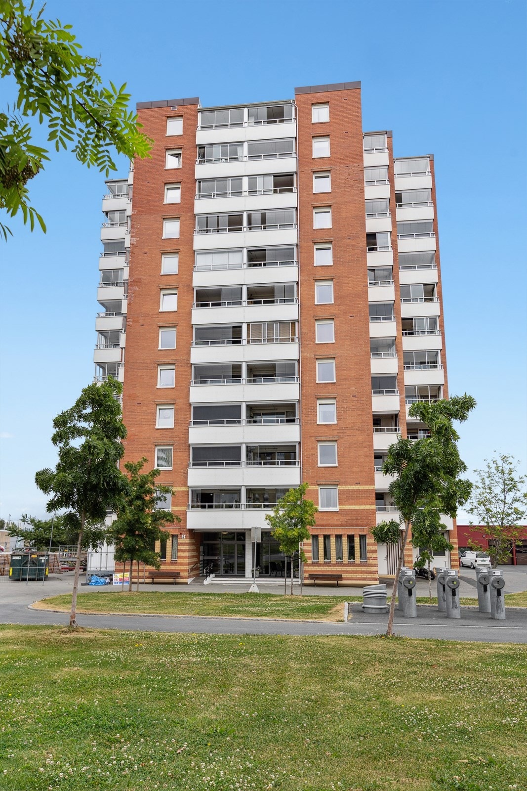 Her kan du nyte det koselige uteområdet i borettslagets fellesareal. Her kan du slappe av, møte naboer og nyte frisk luft i fine omgivelser. Det er kort vei til alle fasiliteter på senteret. Galleribilde