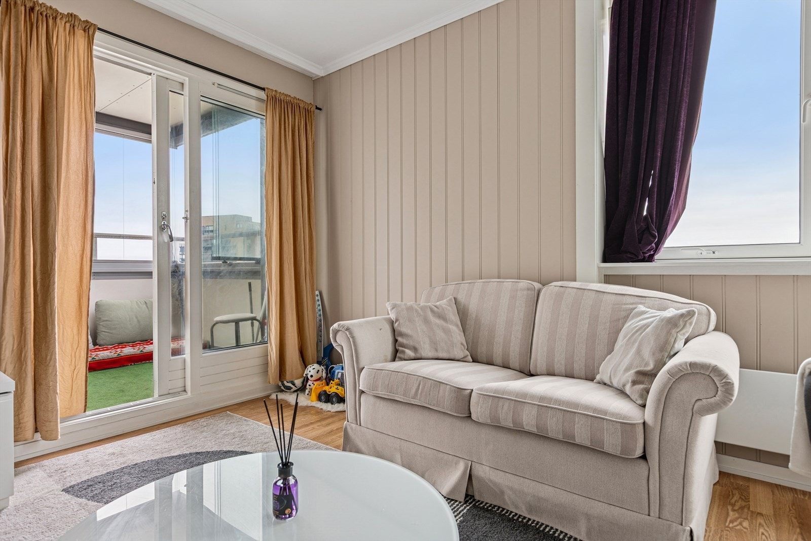 Fra stuen er det direkte adkomst til den innglasserte verandaen. (Glassene kan skyves til sides på varme dager). Galleribilde