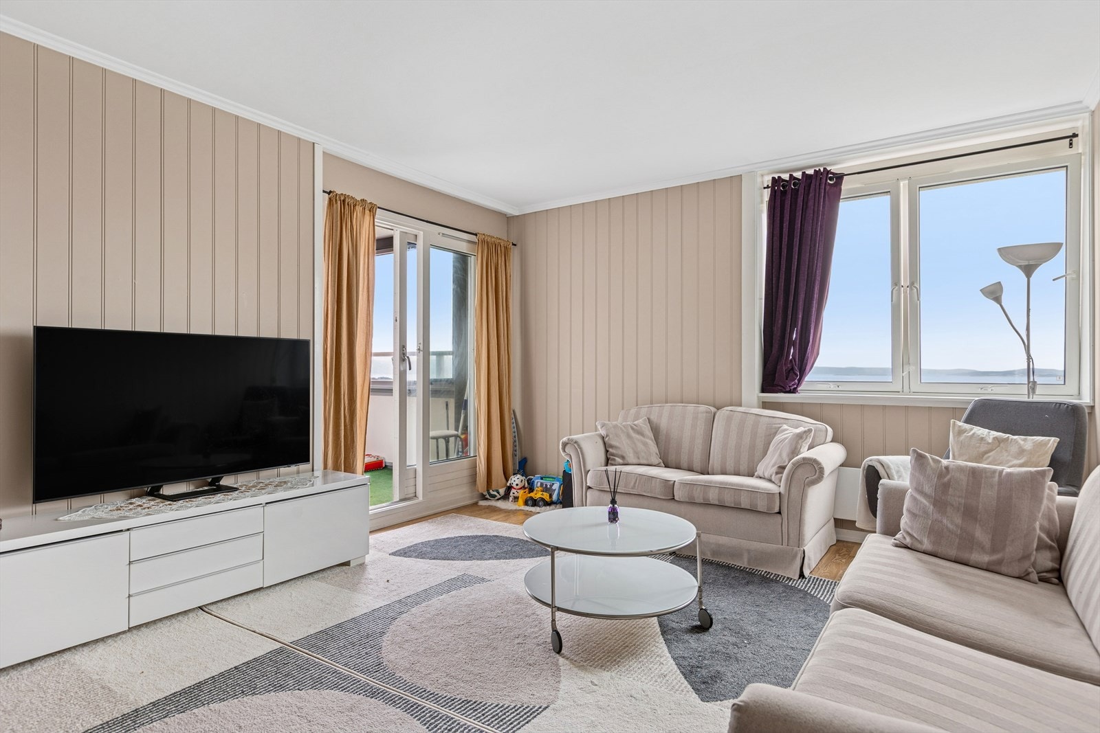 Velkommen til Håkon Herdebreis veg 4! En innholdsrik og flott beliggende 2-roms i 10. etasje med fantastiske utsiktforhold. Kort vei til alle fasiliteter, P-kjeller og heis til etasjen. DNB Eiendom v/ Ola Hårstad. Galleribilde