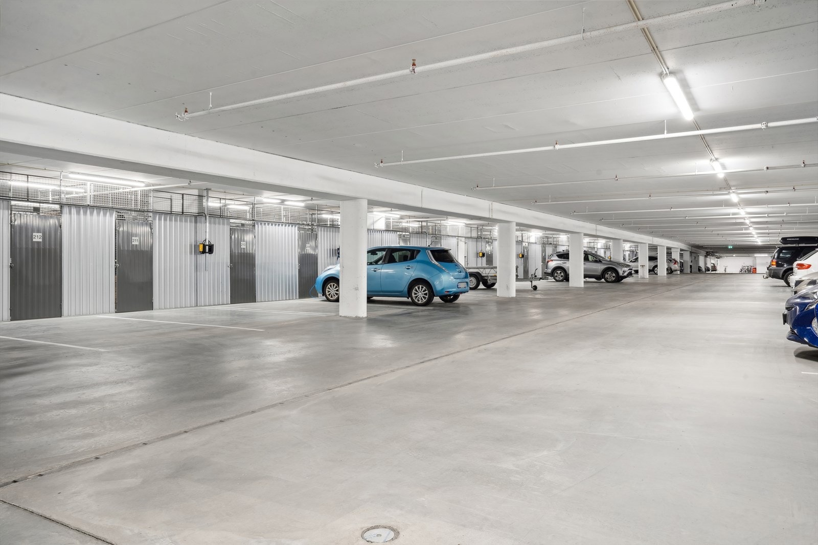 I parkeringsgarasjen disponerer du en parkeringsplass med mulighet for lader til el-bil, samt bod. Galleribilde