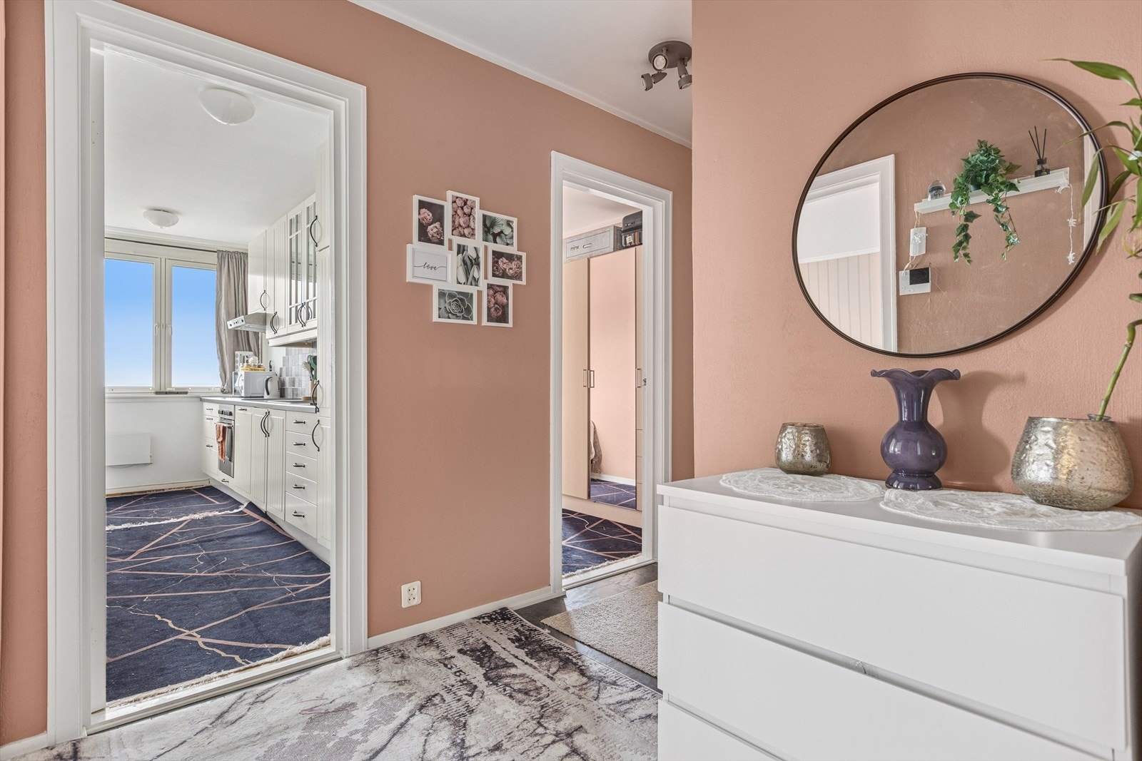 Leiligheten har en praktisk planløsning som skiller kjøkken og stue. Galleribilde