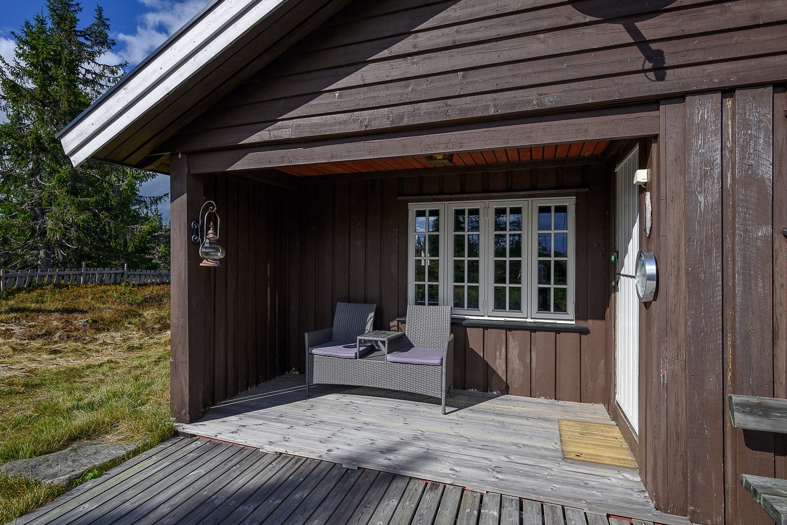 Lunt og fint under tak på uteplassen. Galleribilde