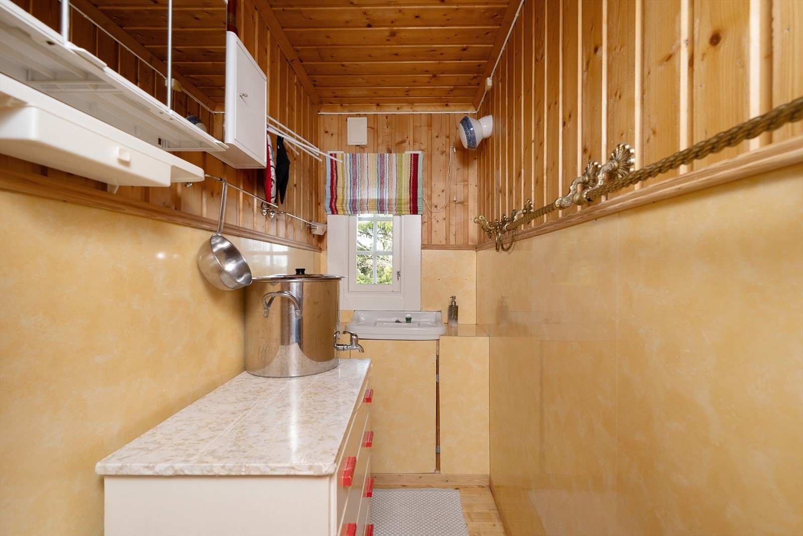 Enkelt hyttebad. Det er ikke innlagt vann og avløp i hytta, men det er mulig å koble seg på offentlig vann-og avløpsledninger. Galleribilde