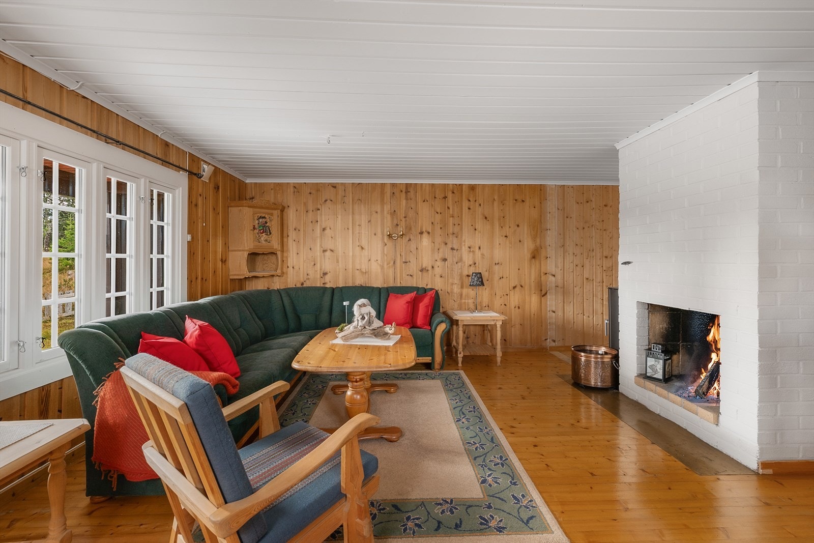 En stor, åpen peis sørger for den ekte hyttekosen. Galleribilde