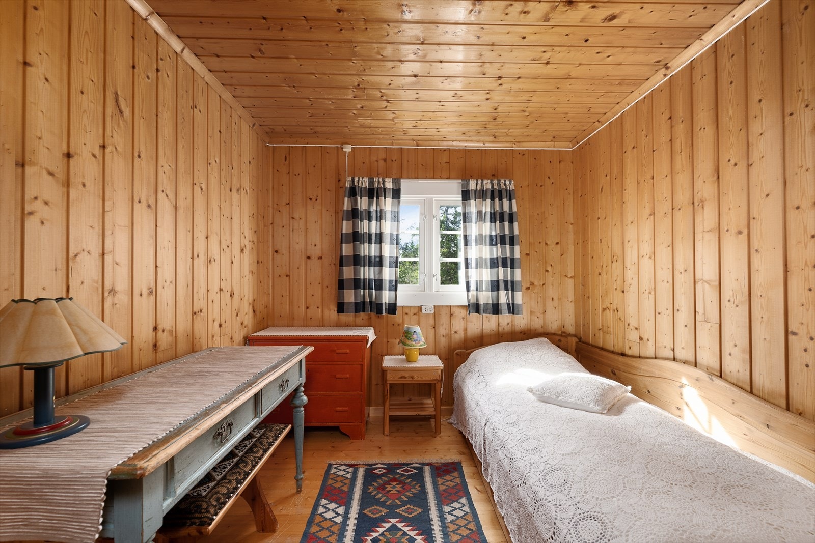 Soverom innredet med enkeltseng. Galleribilde