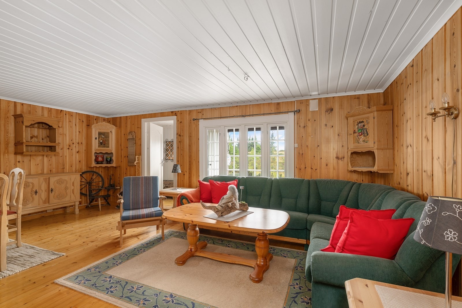 Tradisjonell stil i hytta med tregulv og panelte vegger og tak. Galleribilde