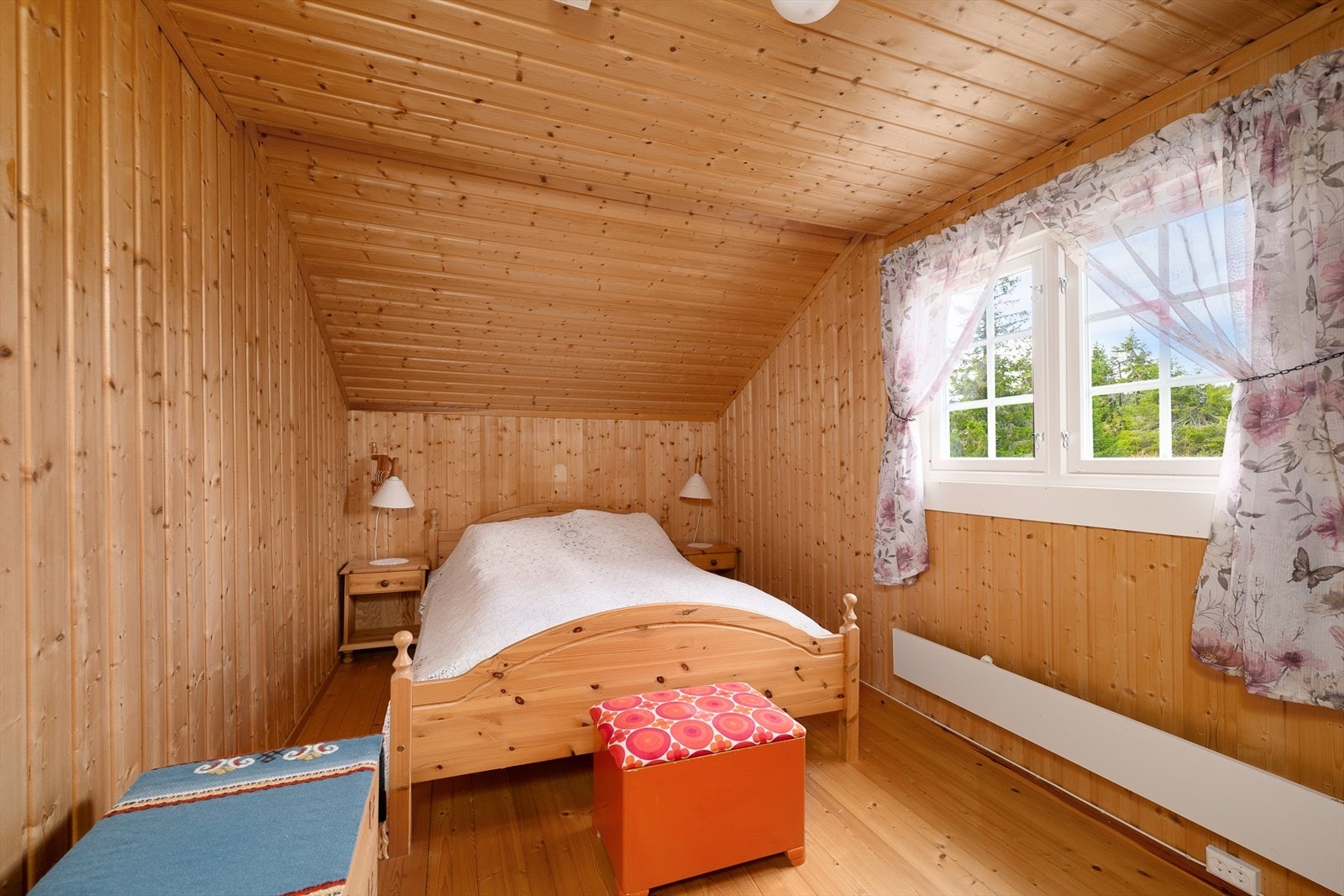 Soverom 3 innredet med dobbeltseng. Galleribilde