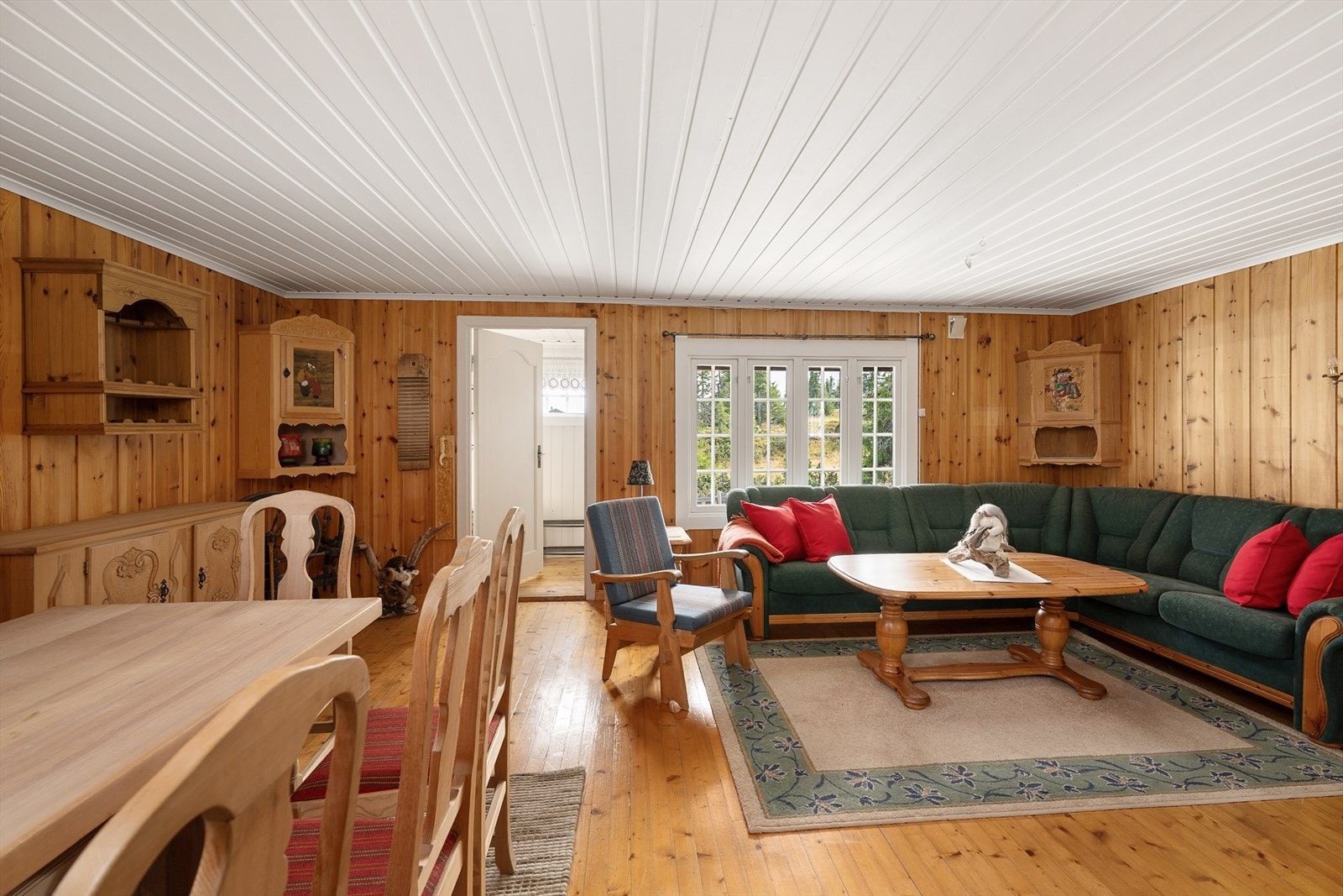 Stue med plass til både spisebord og sofa. Galleribilde