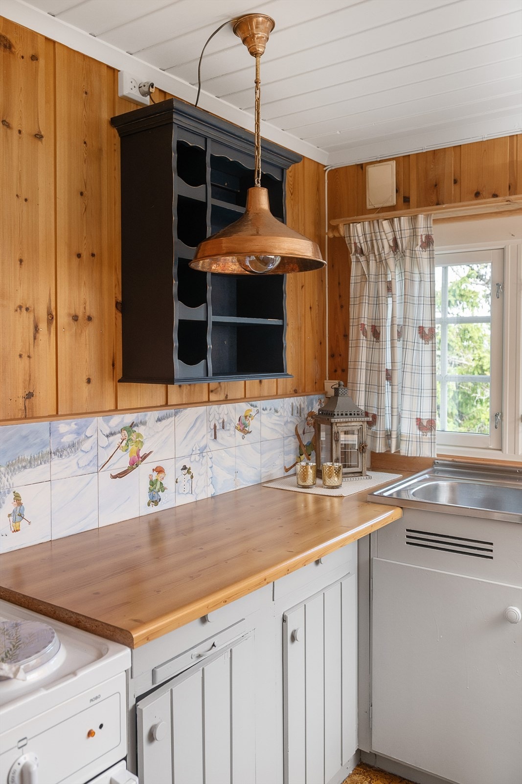 Innredningen har malte fronter med enkel profilering. Galleribilde