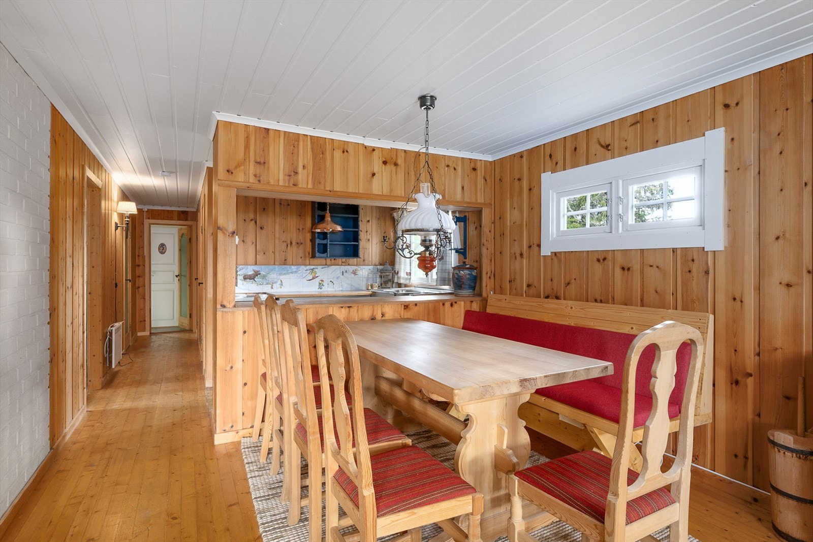 God plass til et skikkelig langbord i hytta. Galleribilde