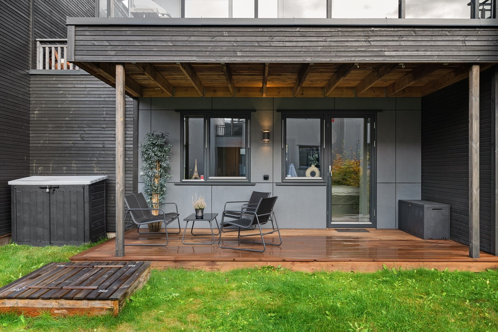 Terrasse og hage med utgang fra hovedsoverom Galleribilde