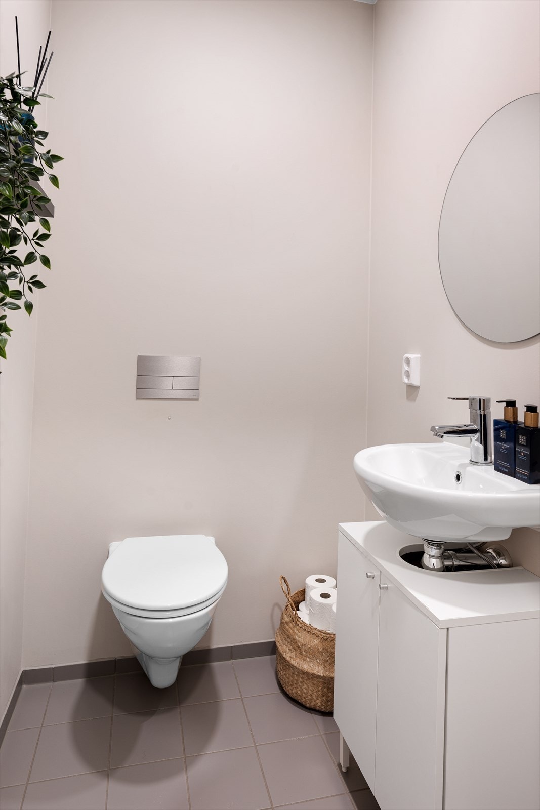 Sep.wc rom med vegghengt wc og vask Galleribilde