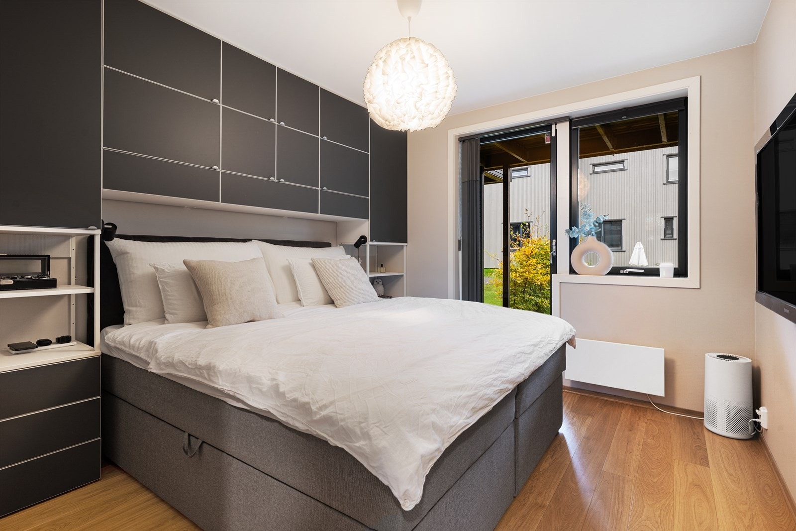 I første etasje er det 3 soverom. Hovedsoverommet har utgang til terrasse og hage Galleribilde