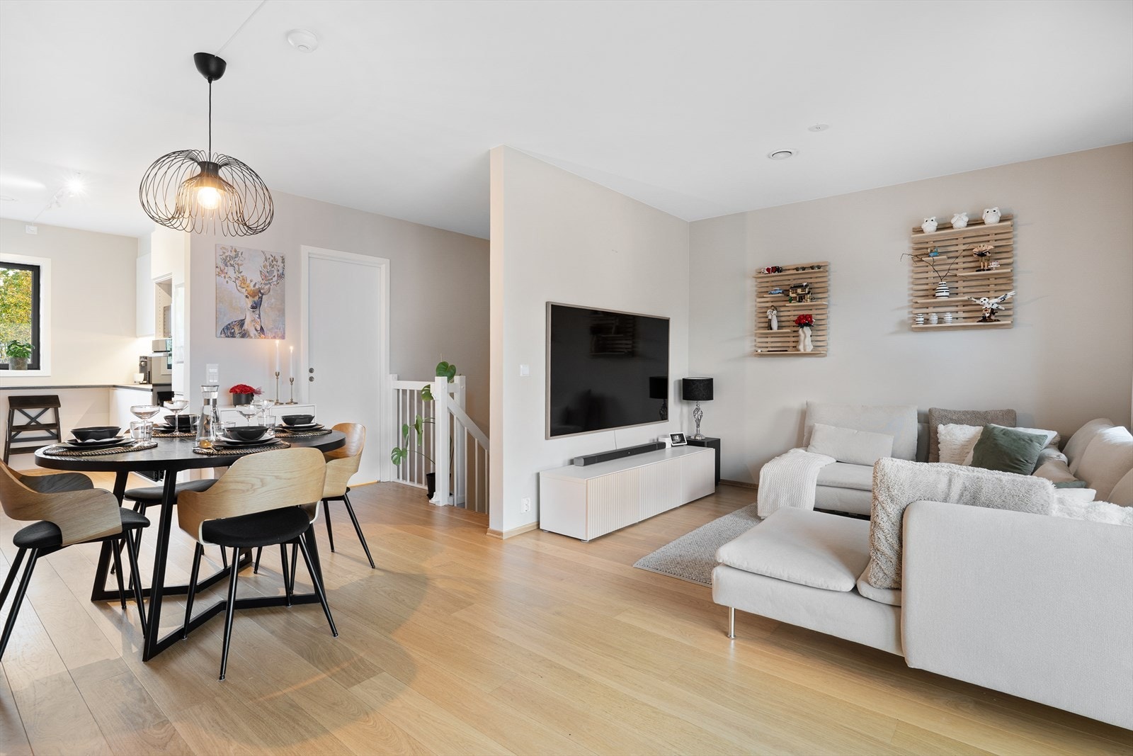 I boligens 2.etasje er det stue og kjøkken i åpen løsning Galleribilde