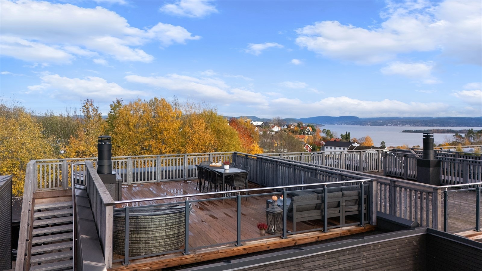 Solrik takterrasse med nydelig sjøutsikt Galleribilde