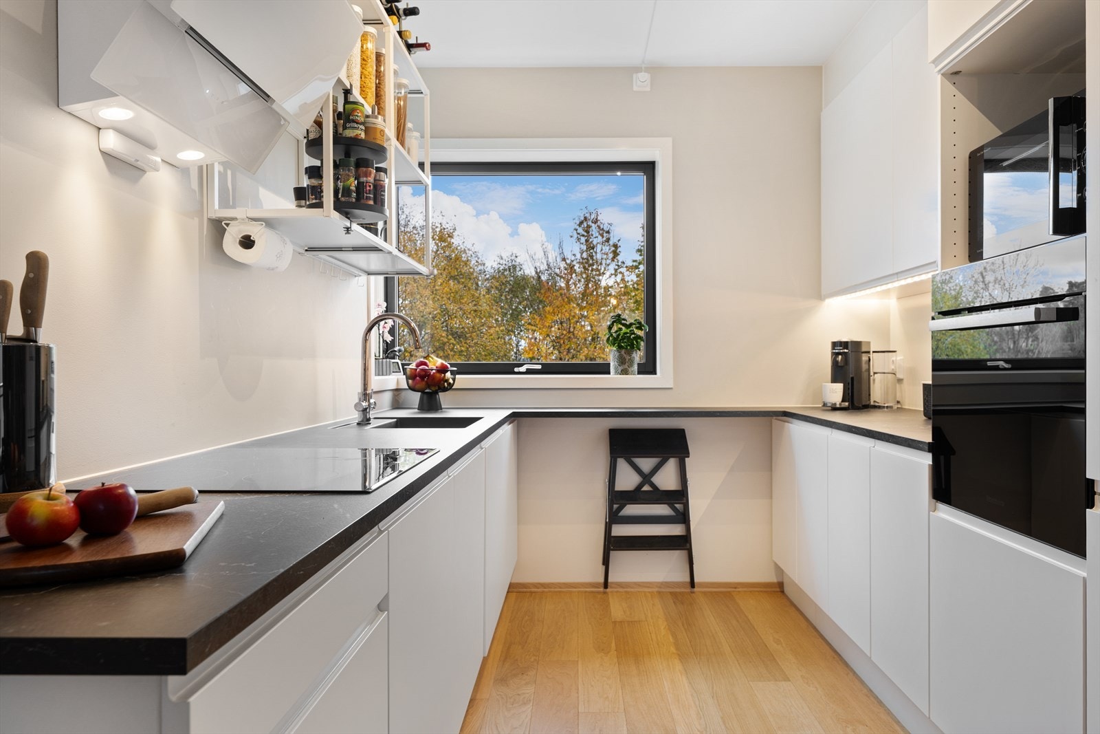 Det er integrert kjøleskap/frys, oppvaskmaskin, stekeovn og platetopp Galleribilde