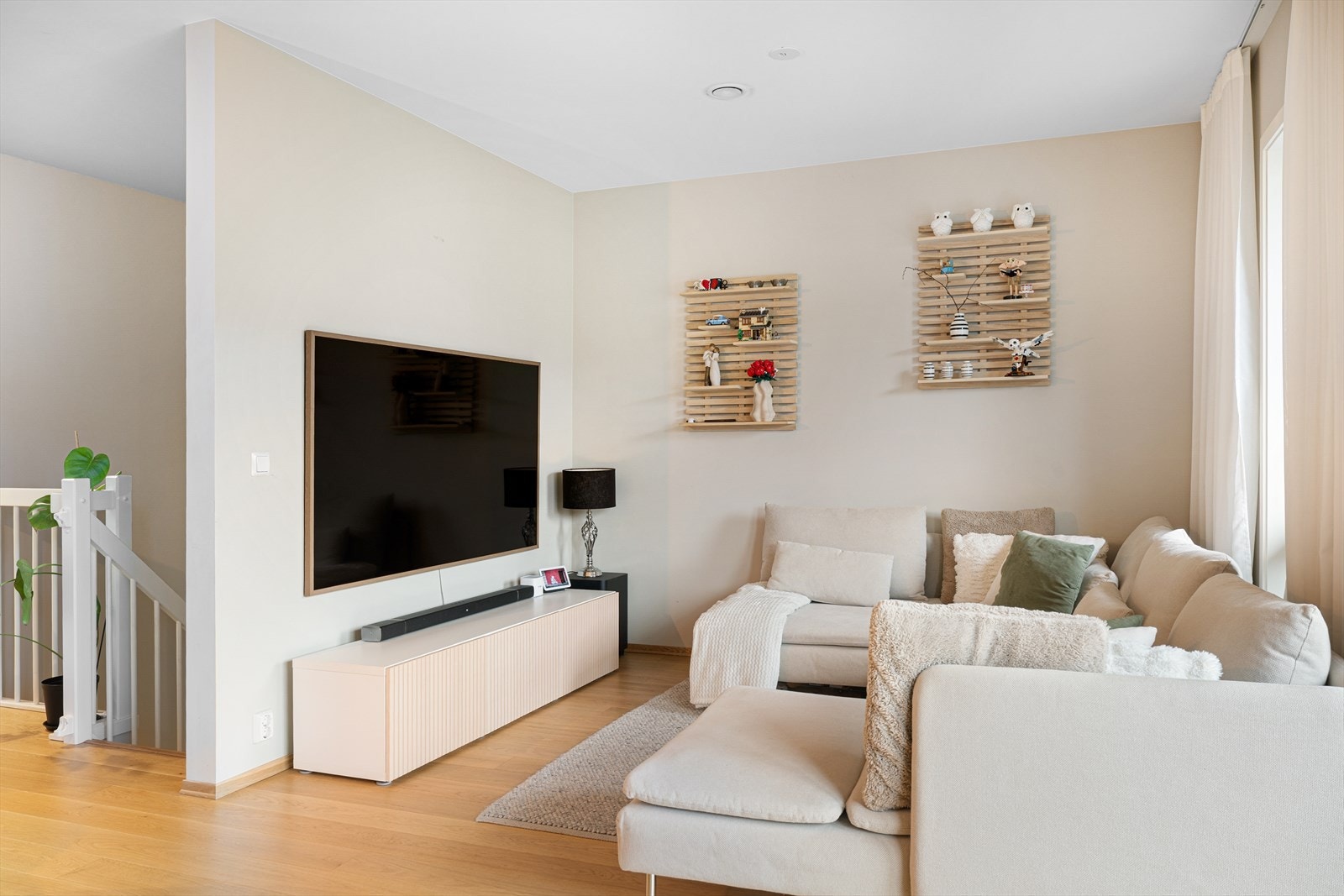 Fra stuen er det nedgang til 1.etg. Galleribilde