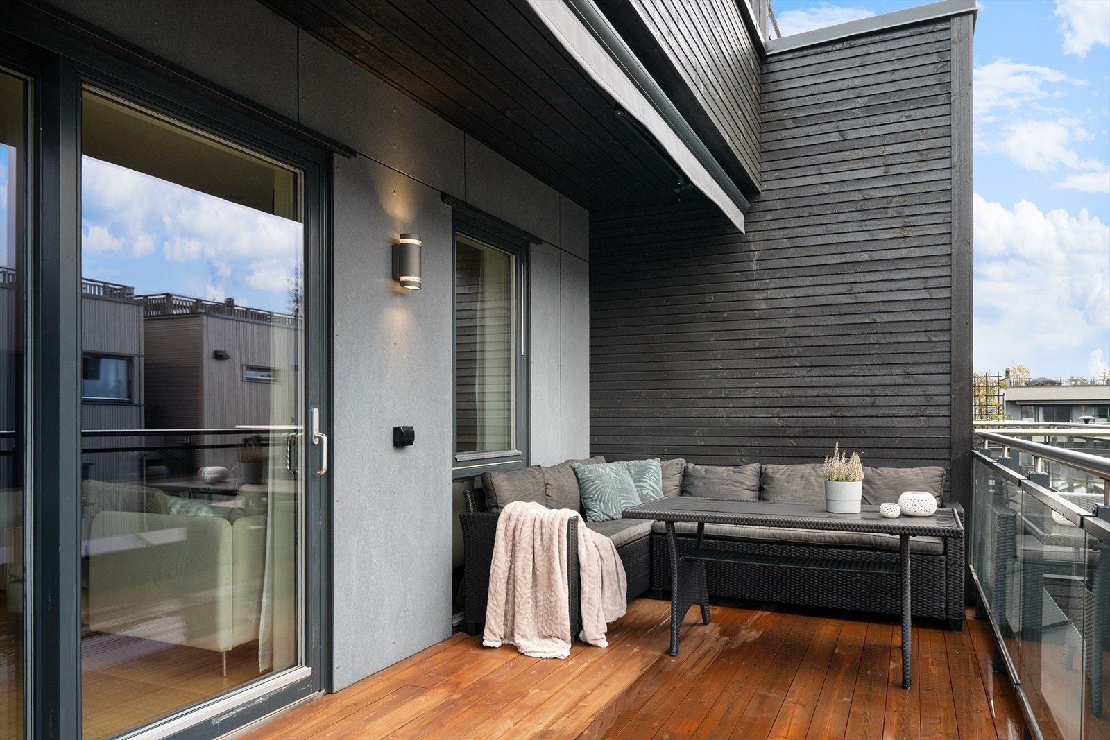 Koselig sydvendt terrasse med motorisert markise Galleribilde