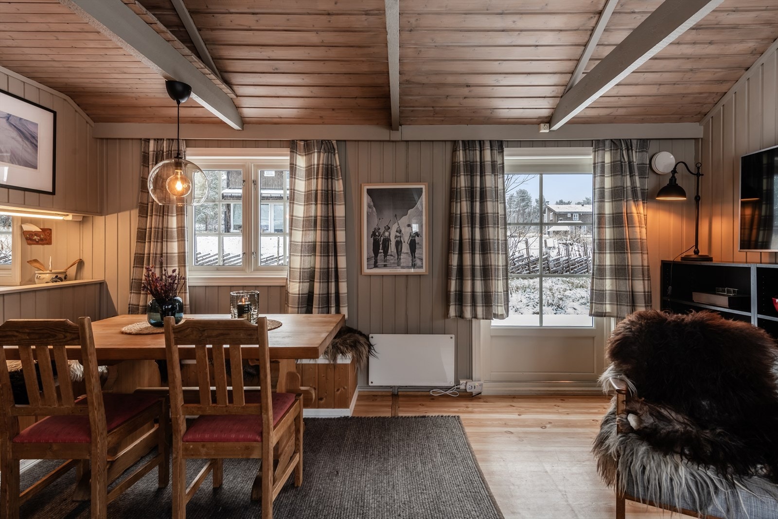 Hyggelig stue med malt panel på vegg og beiset i himling. Galleribilde