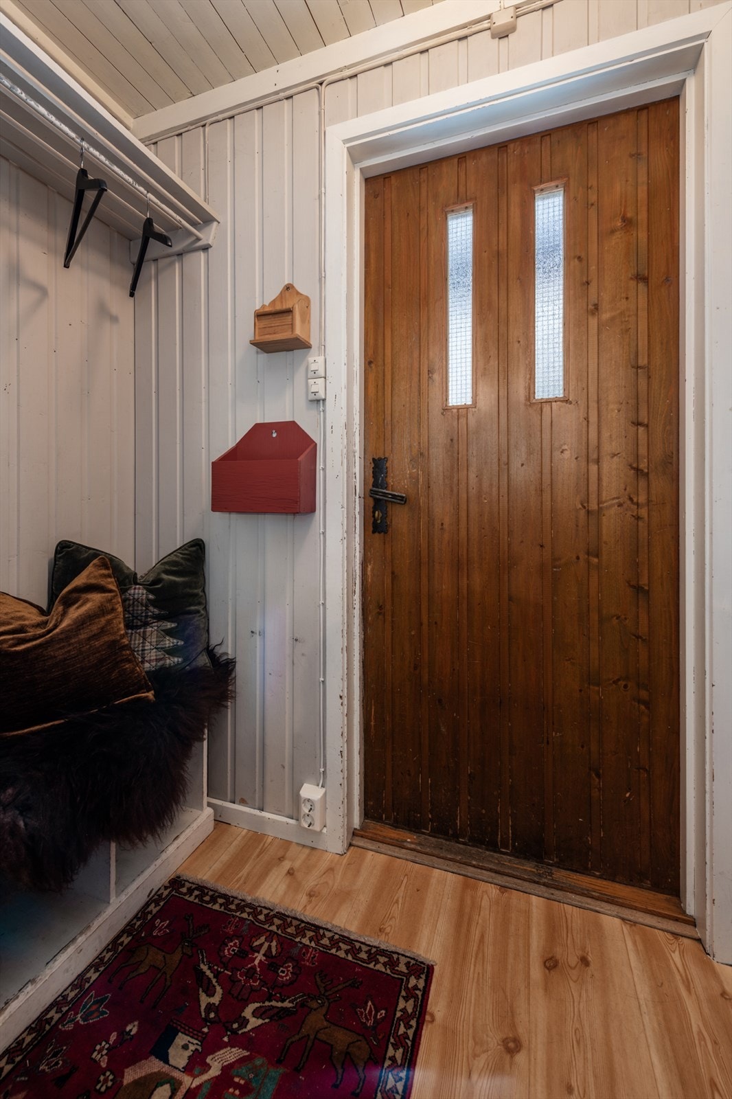 Gang med plass for å henge fra seg yttertøyet. Galleribilde