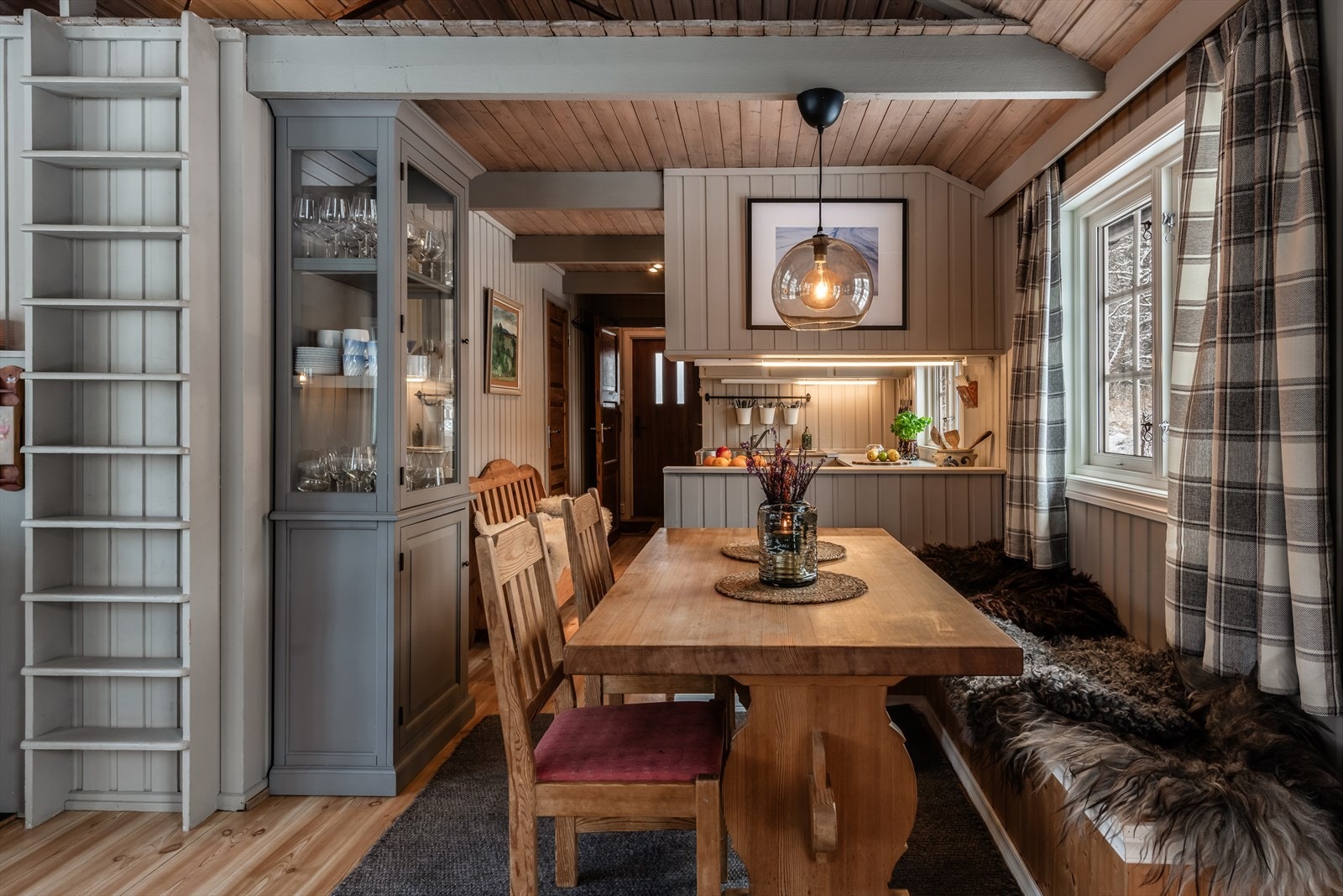 Trapp opp til hems fra stuen. Galleribilde