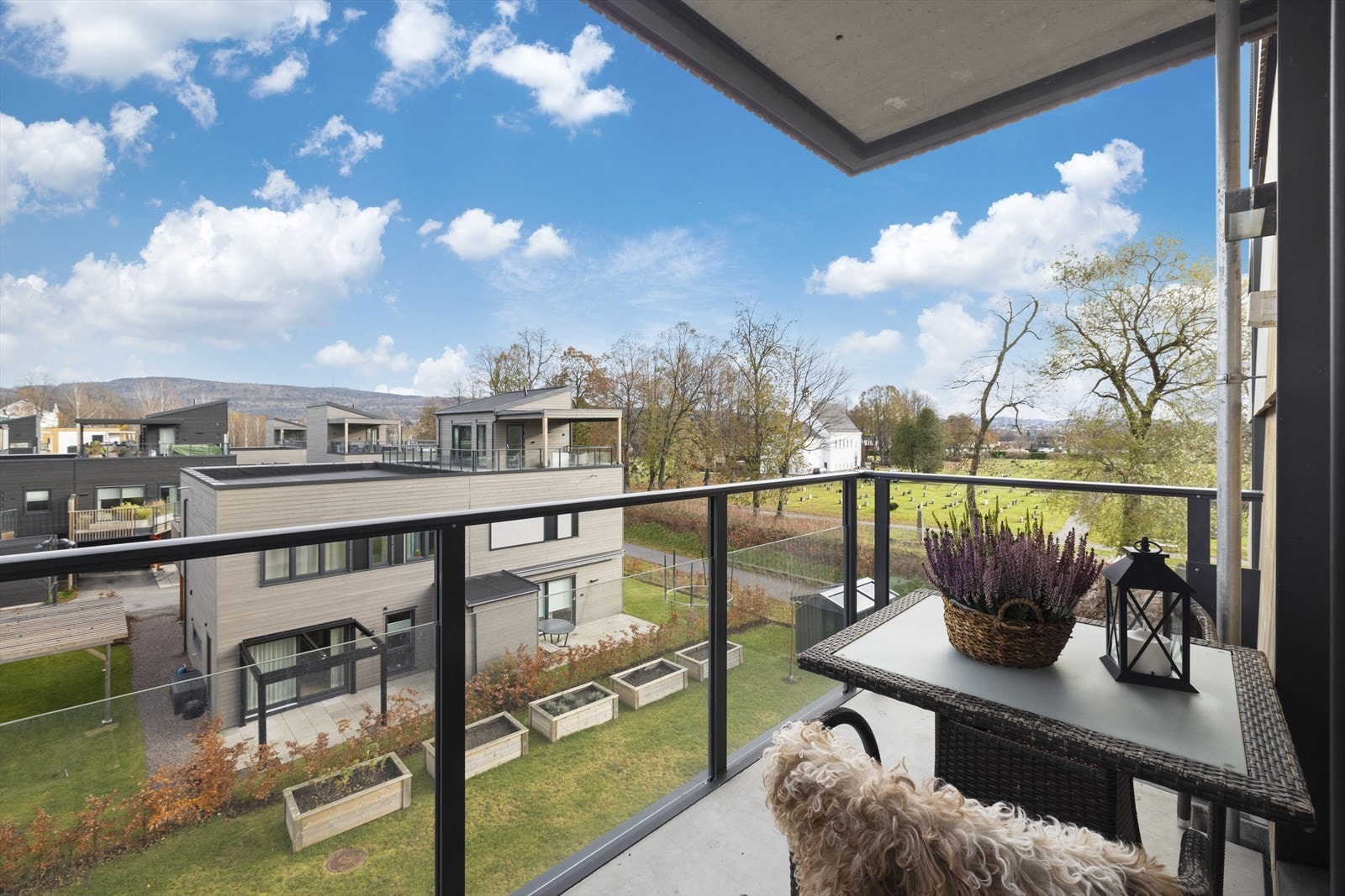 Balkong med morgensol. Her er det utgang fra kjøkkenet. Galleribilde