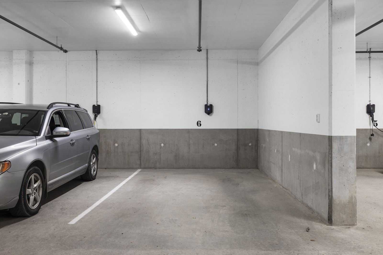 Garasje med elbil-lader Galleribilde