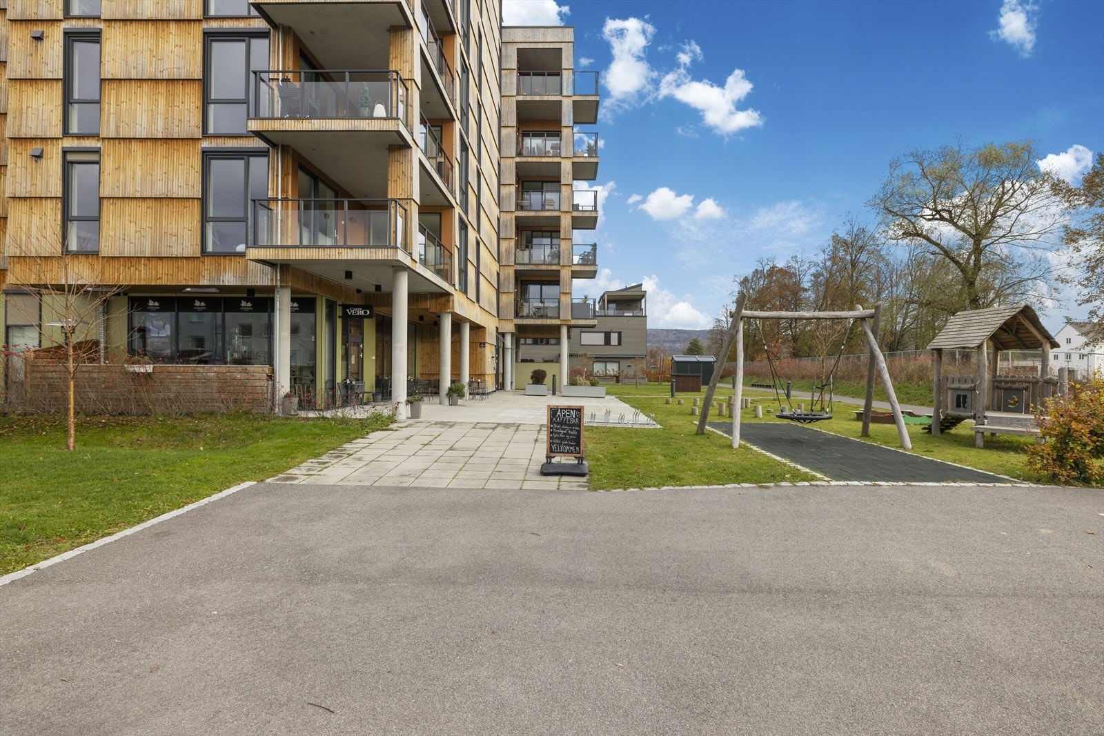 Koselig liten nabolagskafé i 1. etasje i blokken. Galleribilde