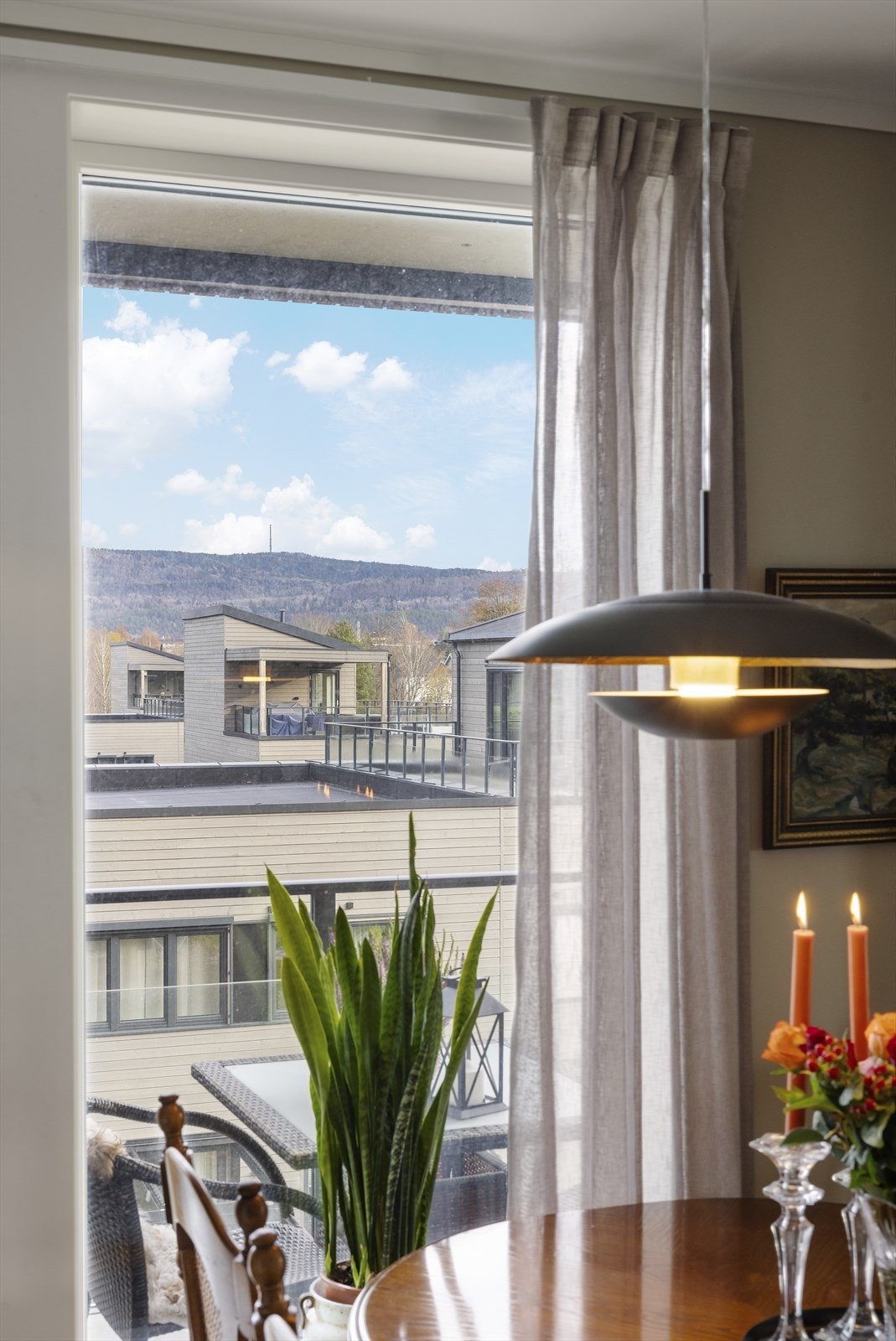 Fra kjøkkenvinduet ser man Vealøs, og her kommer solen inn om morgenen Galleribilde