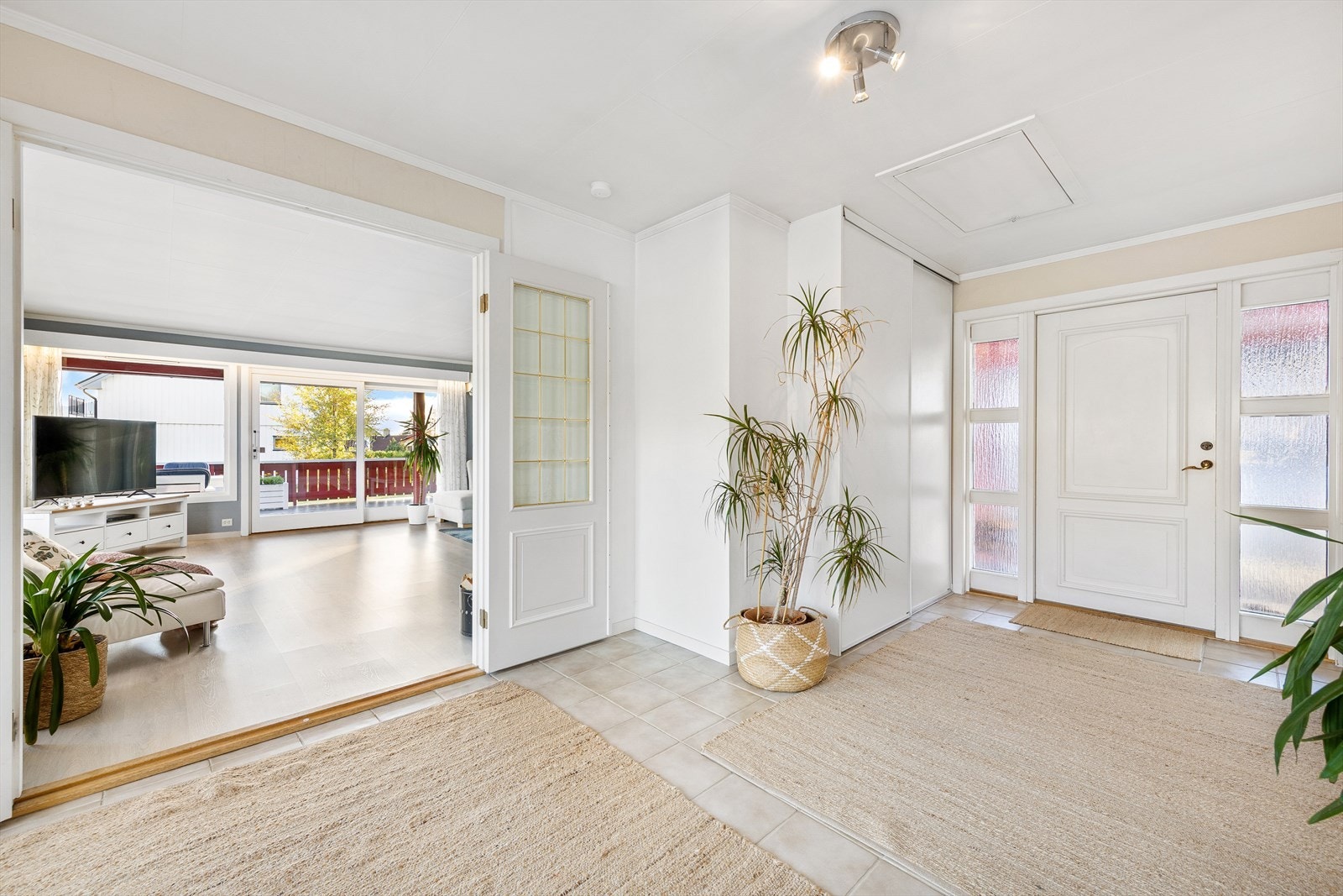 Hallen binder oppholdsrommene sømløst sammen på en god måte. Galleribilde